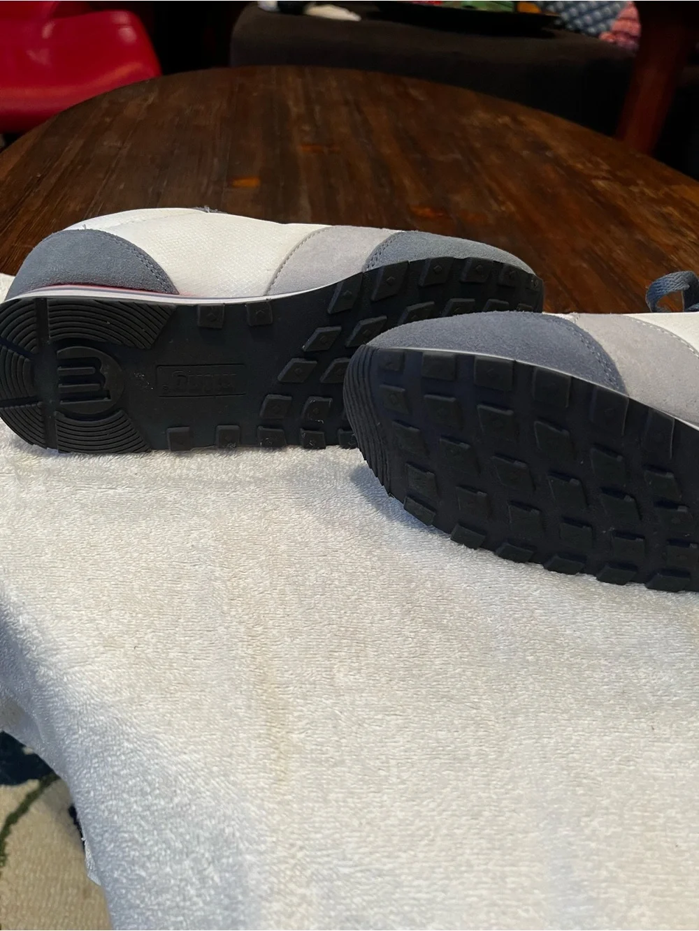 Super cute women’s sneaker by mtng in size 5
